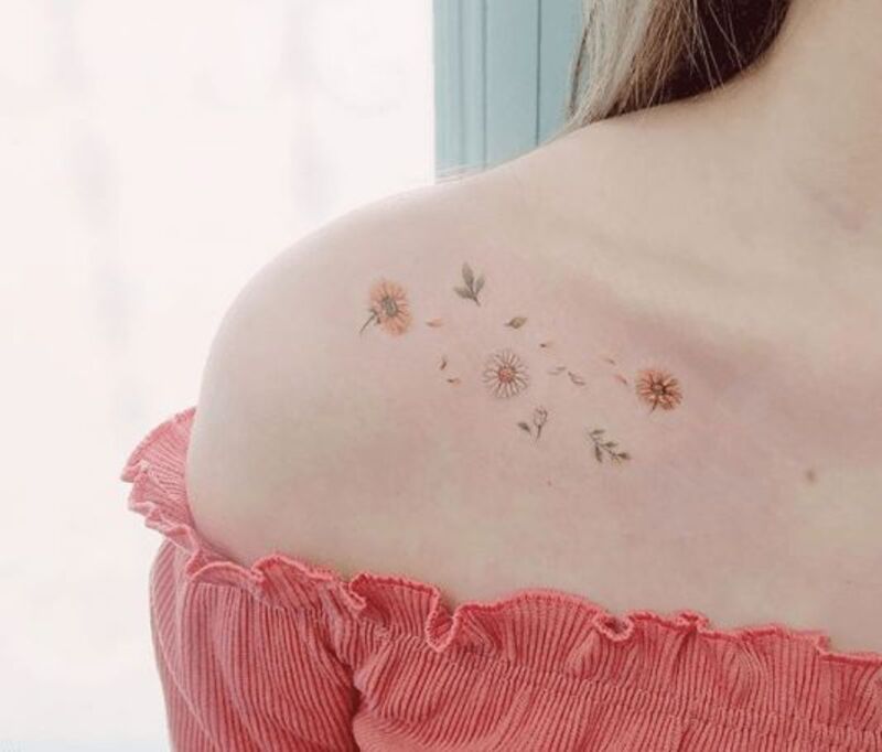 Những hình xăm nhỏ nhắn, bông hoa, cỏ lá thường được chị em yêu thích khi xăm ở vai