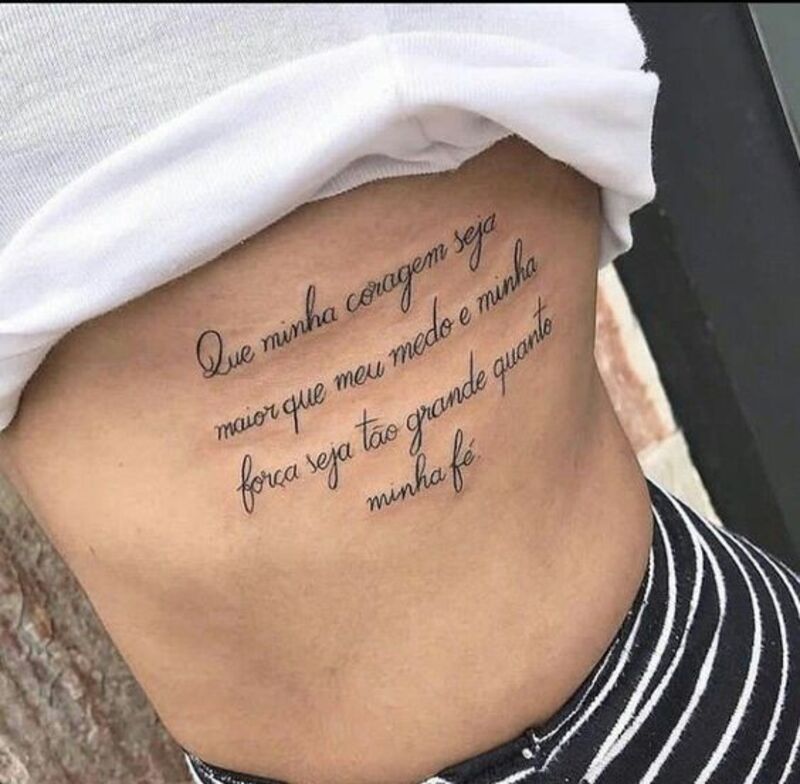 Nam giới cũng chọn vị trí mạn sườn để xăm những hình xăm đẹp, chứa ý nghĩa đặc biệt với mình