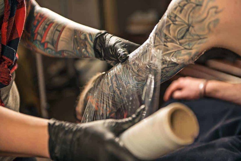 Chăm sóc sau khi xăm để giữ màu và duy trì hình xăm lâu hơn
