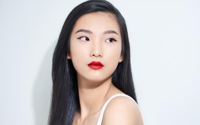 Kiểu lông mày cong nhẹ nhàng vừa vặn với đôi mắt giúp cho khuôn mặt dài cân đối hơn Kiểu lông mày cong nhẹ nhàng vừa vặn với đôi mắt giúp cho khuôn mặt dài cân đối hơn