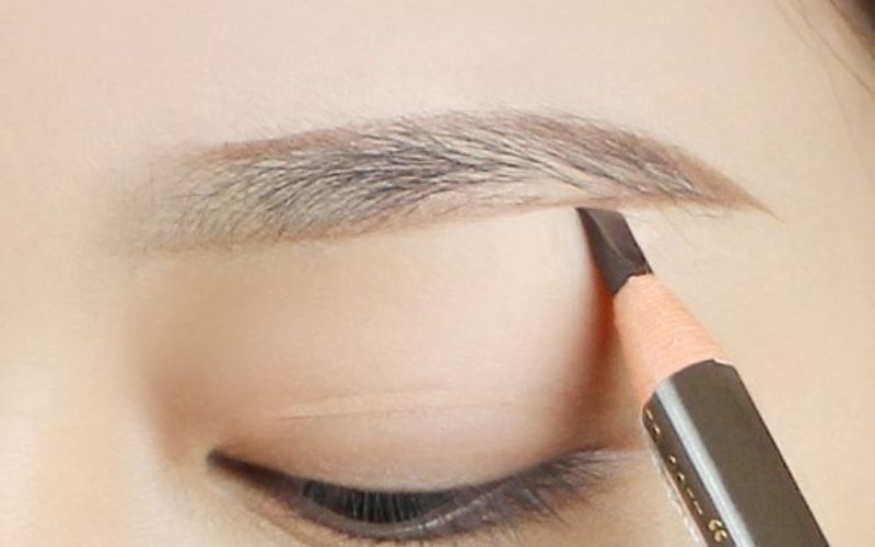 Đánh dấu các điểm trên chân mày để tạo khung Đánh dấu các điểm trên chân mày để tạo khung