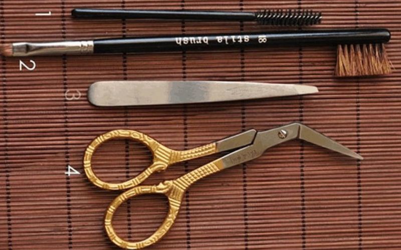 Chuẩn bị các dụng cụ kẻ lông mày và vệ sinh sạch sẽ Chuẩn bị các dụng cụ kẻ lông mày và vệ sinh sạch sẽ