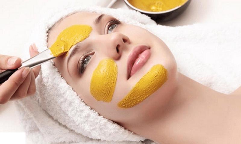 Tinh bột nghệ và sữa chua giúp làm trắng da