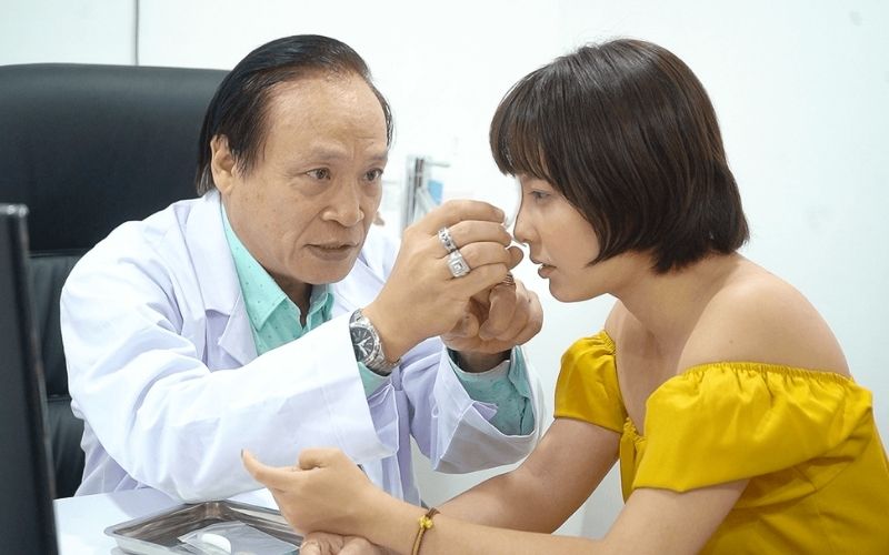 Bác sĩ thăm khám kỹ lưỡng cho khách hàng trước khi thực hiện