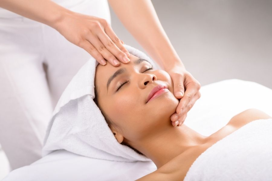 Các bài massage, bấm huyệt sẽ hỗ trợ cải thiện mũi lệch