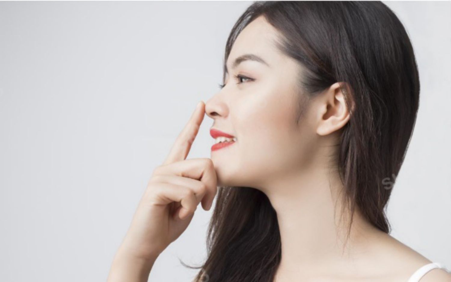 Mũi tẹt sở hữu các đặc điểm như xương mũi thấp, cánh mũi to