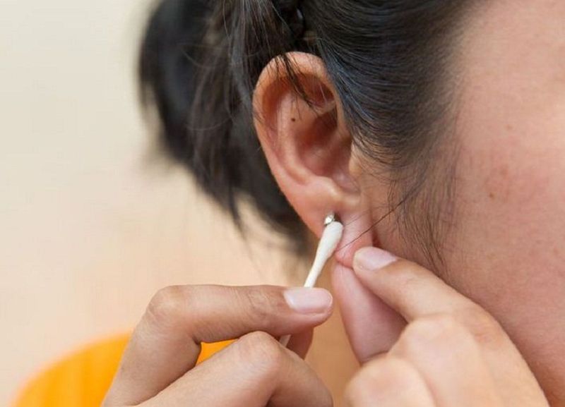 Mụn ở tai không phải là bệnh lý thường gặp nên nhiều người rất chủ quan