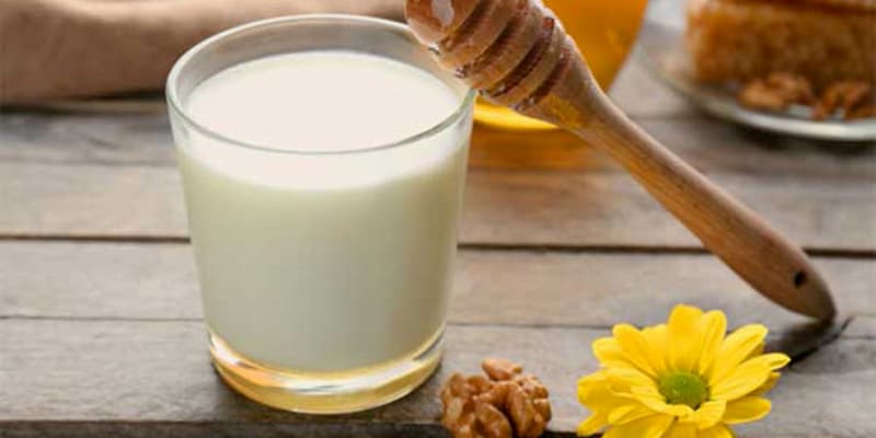 Thoa sữa tươi vào mụn ở tai có thể loại bỏ nốt mụn nhanh chóng