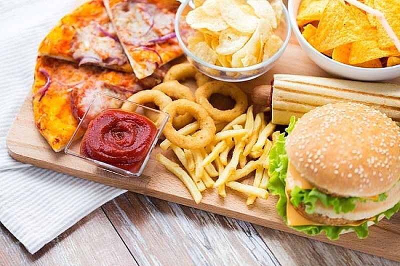 Ăn nhiều thực phẩm dầu mỡ làm tuyến bã nhờn hoạt động mạnh gây mụn
