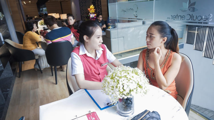 Bác sĩ tiến hành thăm khám và tư vấn rõ mọi thắc mắc của bạn Bác sĩ tiến hành thăm khám và tư vấn rõ mọi thắc mắc của bạn