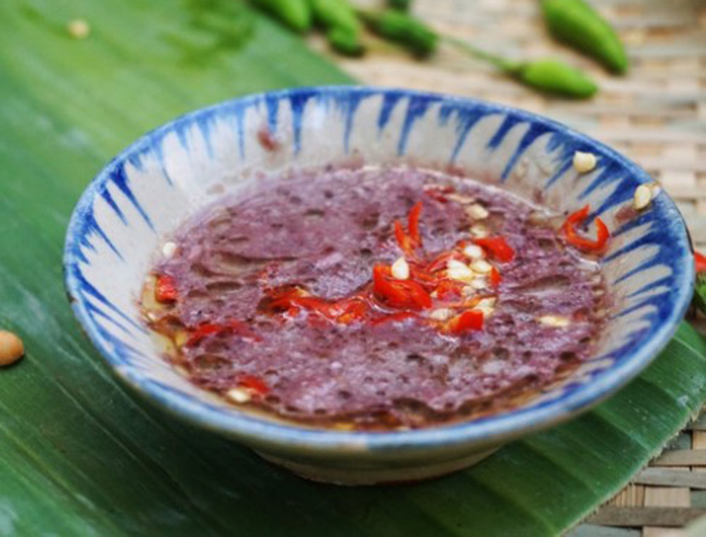 Mắm tôm trong nước dùng bún riêu dễ gây kích ứng cho da