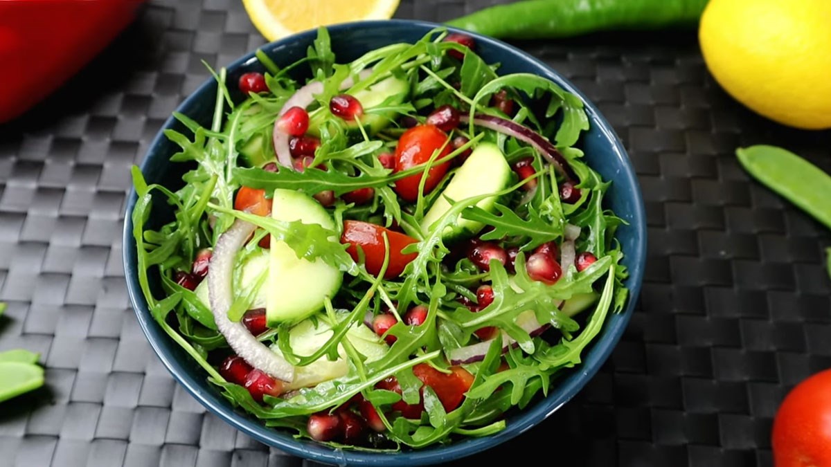Salad với nhiều rau xanh dễ tiêu hóa và không khiến chị em khó chịu khi ăn