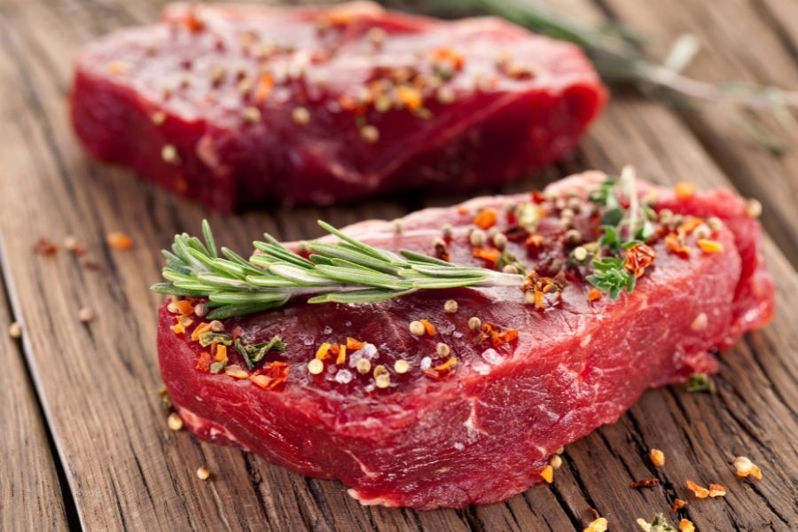 Thịt bò là món ăn cần tránh sau khi nâng mũi