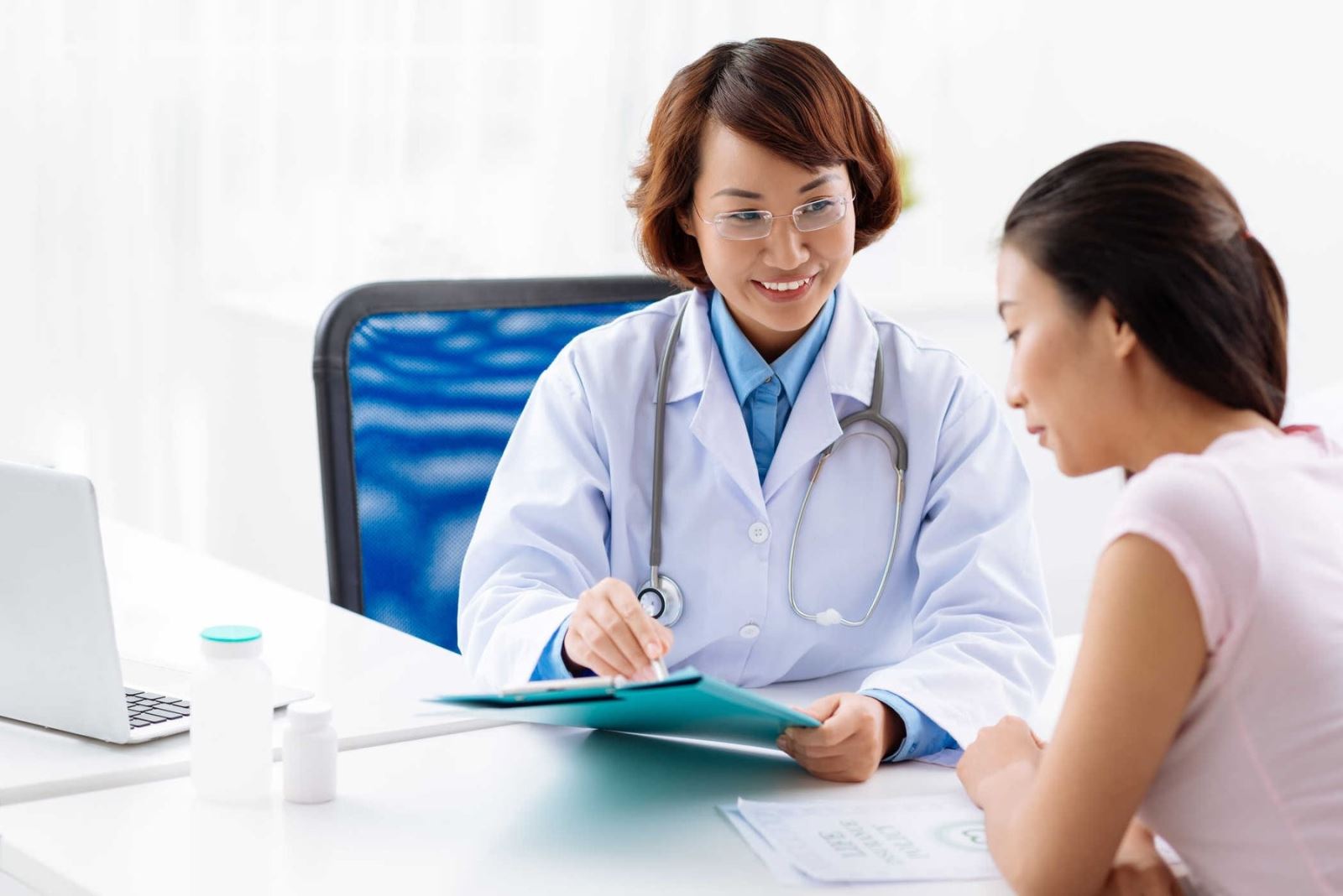 Thăm khám xem liệu bạn có đủ tiêu chuẩn nâng mũi hay không