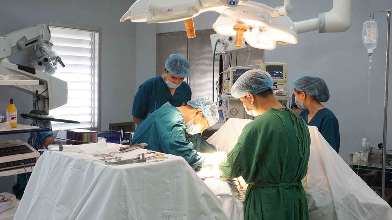 Bác sĩ có kinh nghiệm, trình độ chuyên môn cao sẽ luôn biết cách xử lý các tình huống bất ngờ trong quá trình phẫu thuật an toàn