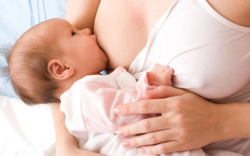 Nâng ngực không ảnh hưởng đến tuyến sữa