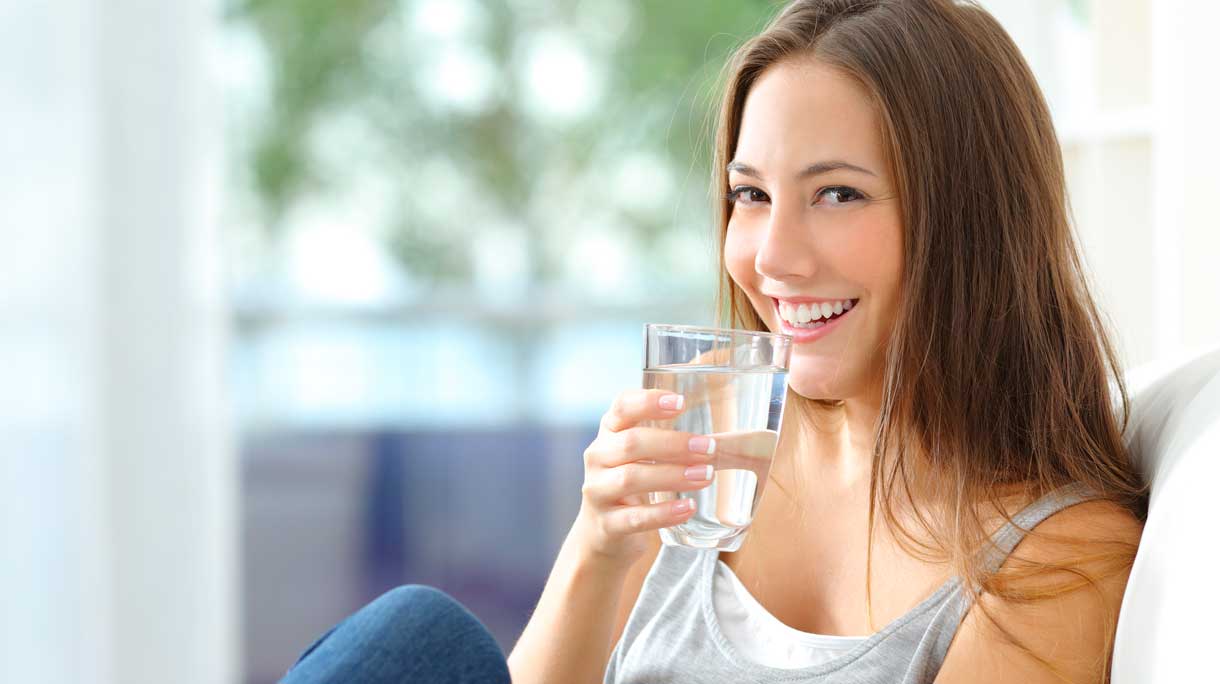 Uống nhiều nước mỗi ngày giúp cho da luôn tươi tắn