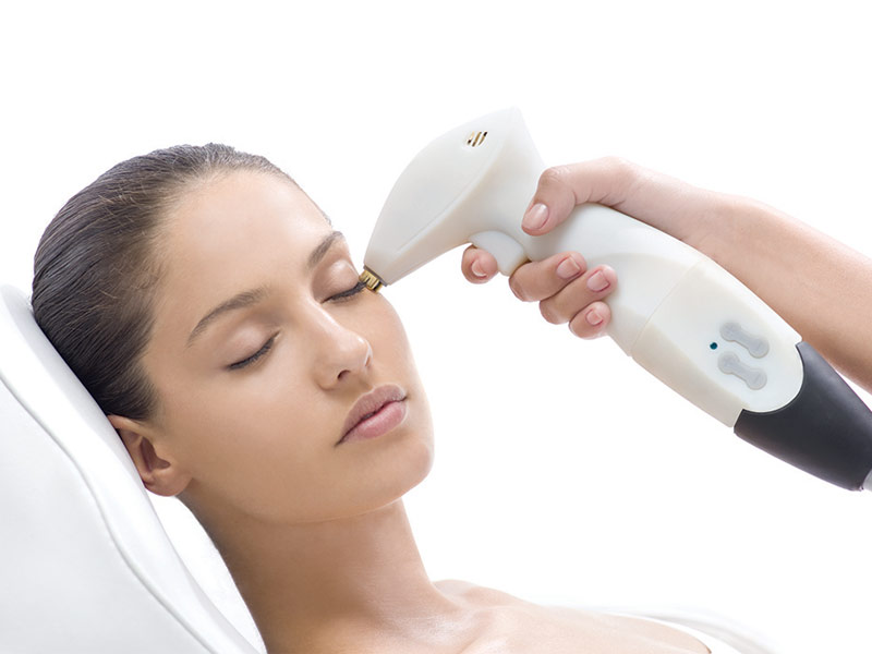 Tia laser thâm nhập tận sâu dưới da để kích thích sự liên kết của collagen