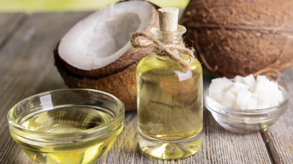 Axit lauric và vitamin E trong dầu dừa trả lại làn da mịn màng cho bạn