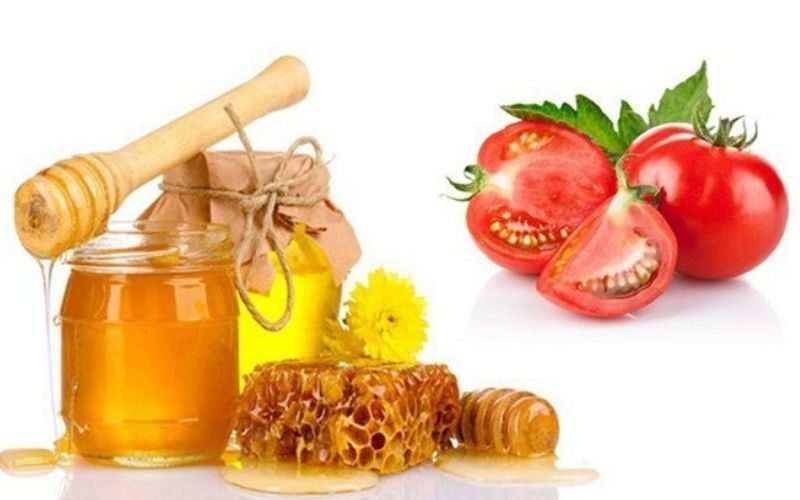 Đắp mặt nạ dưỡng trắng da bằng cà chua với mật ong