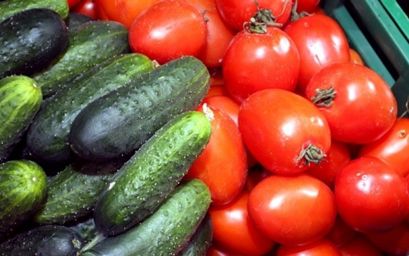 Cà chua với dưa leo làm mặt nạ dưỡng trắng da mềm mịn