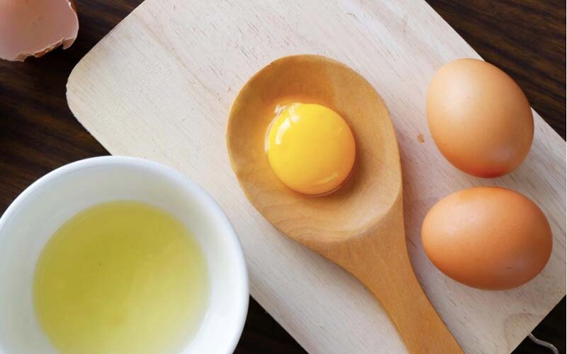 Dù là lòng trắng hay lòng đỏ cũng đều làm sáng da Dù là lòng trắng hay lòng đỏ cũng đều làm sáng da