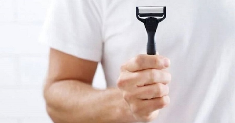 Cẩn thận khi sử dụng dao cạo để tạo hình lông vùng kín nam giới