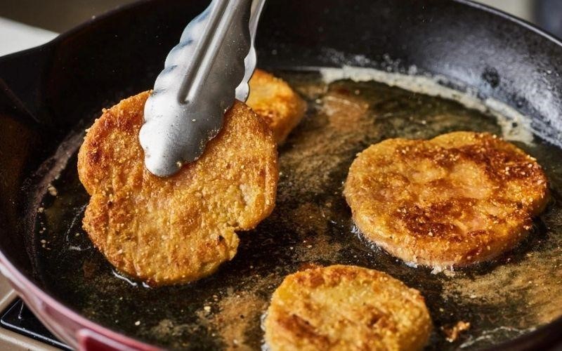 Thức ăn có nhiều dầu mỡ gây cản trở quá trình lành da sau khi tiêm filler