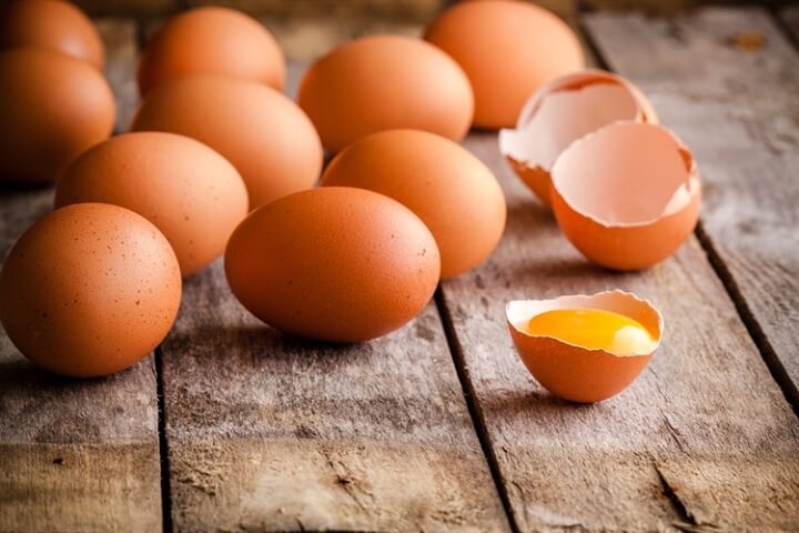 Trứng gà thể khiến cho vùng da bị loang lổ màu nên khi tiêm filler cần kiêng ăn Trứng gà thể khiến cho vùng da bị loang lổ màu nên khi tiêm filler cần kiêng ăn