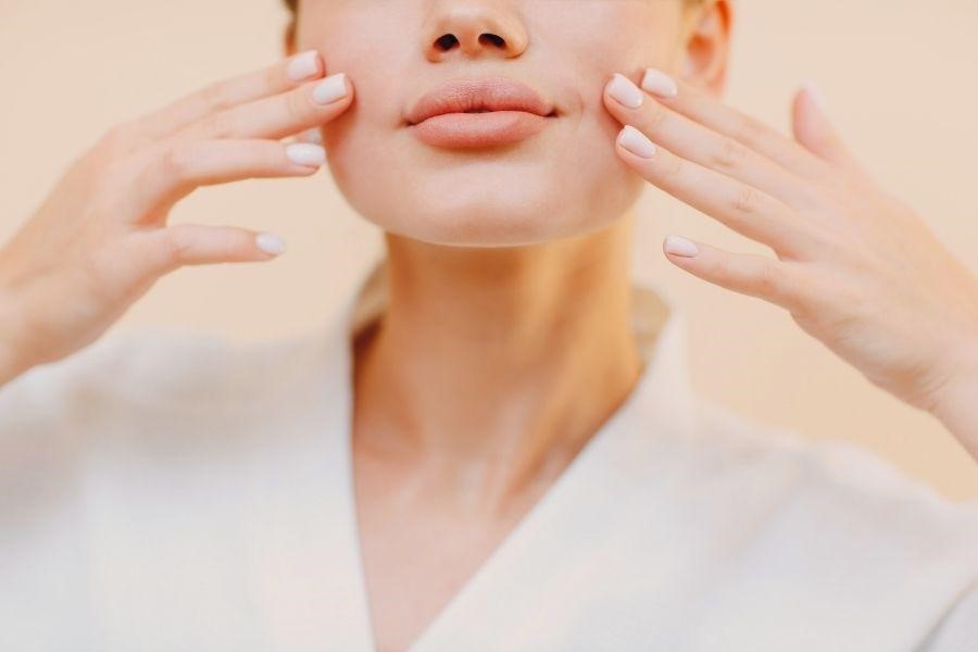 Không nên sờ nắn, trang điểm lên vùng da vừa tiêm filler