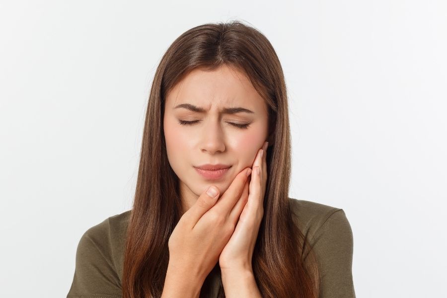 Cánh mũi hoặc hai bên má có cảm giác cộm khi chạm vào