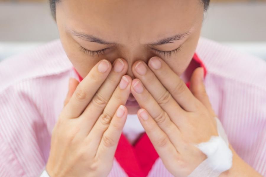 Vùng tiêm đau nhức kéo dài cũng là dấu hiệu tiêm filler mũi bị tràn