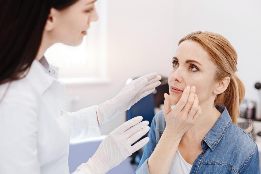 Cần đến gặp bác sĩ chuyên khoa để xử lý tình trạng tràn filler sau tiêm mũi