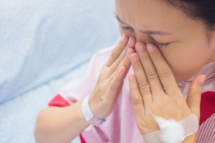 Va chạm mạnh hoặc không vệ sinh vết tiêm đúng cách cũng gây ra biến chứng