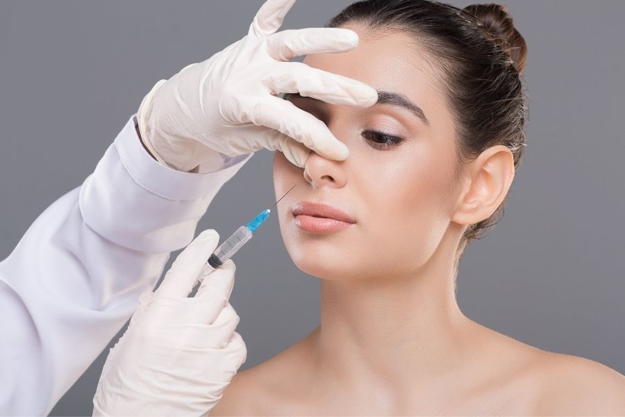 Bác sĩ cần có trình độ chuyên môn để tiêm filler mũi an toàn và có kết quả tốt