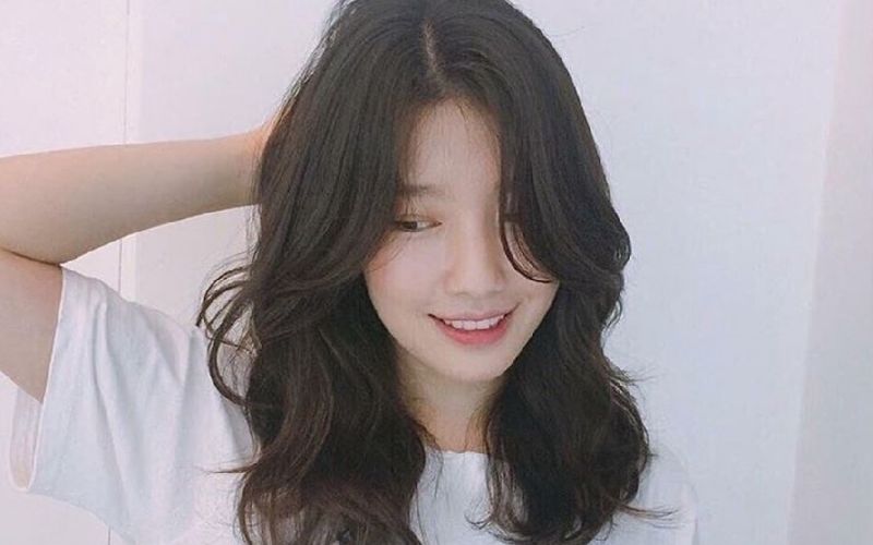 Tóc uốn xoăn nhẹ ngang vai trẻ trung