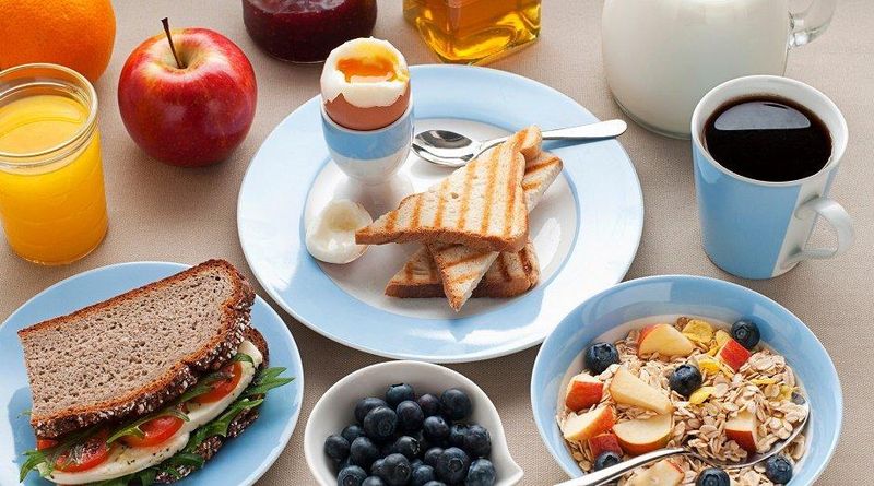 Một tách trà gạo lứt mỗi bữa sáng cung cấp năng lượng cho khởi đầu hiệu quả