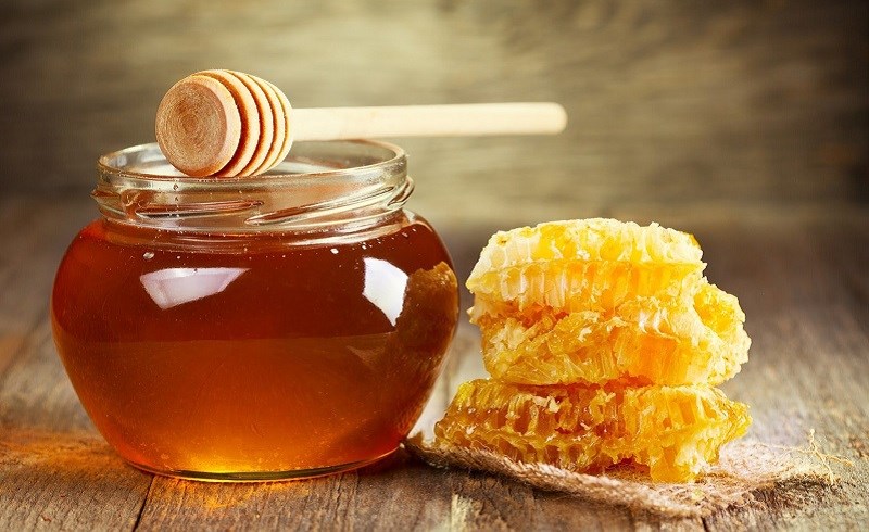 Mật ong nổi tiếng với khả năng kháng viêm, sáng da, mờ thâm mụn