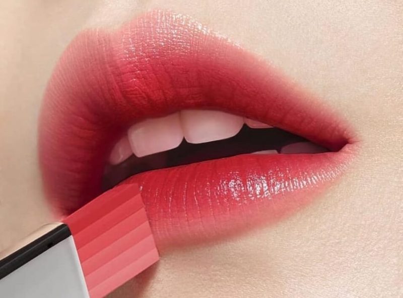 Không dùng mỹ phẩm hay thoa son môi sau khi xăm