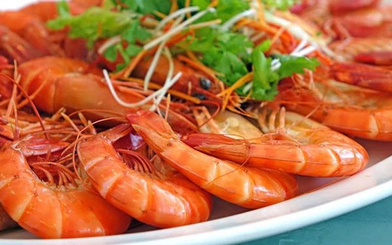 Tôm là loại hải sản có thể gây dị ứng, môi sưng tấy, đỏ ửng