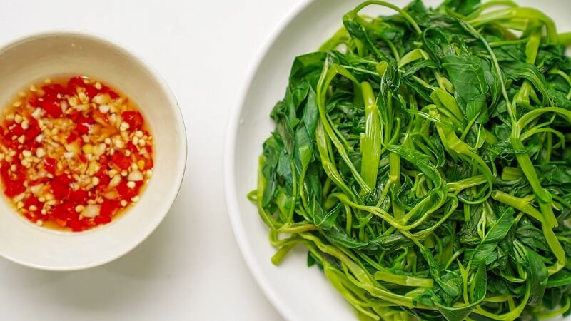 Rau muống khiến môi lâu lành, lên màu không đẹp, chuẩn
