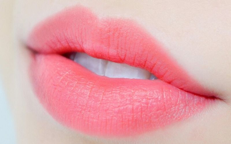 Phun môi màu hồng đào có chi phí tương đối hợp lý