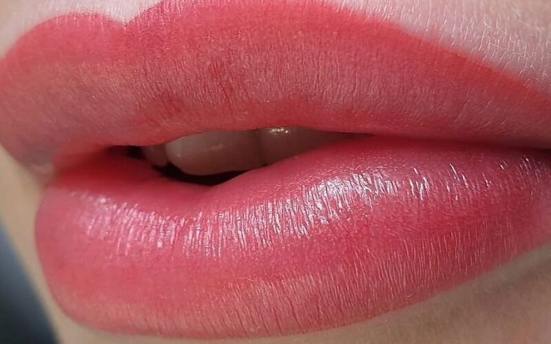 Da trắng cùng môi hồng đào được xem là một cặp “bài trùng”