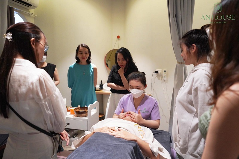 Đội ngũ chuyên gia tại An House Spa rất nhiệt tình giải đáp mọi thắc mắc của khách hàng