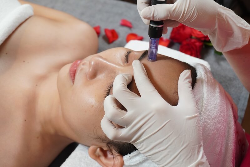 Kĩ thuật viên đang phi kim cho khách hàng