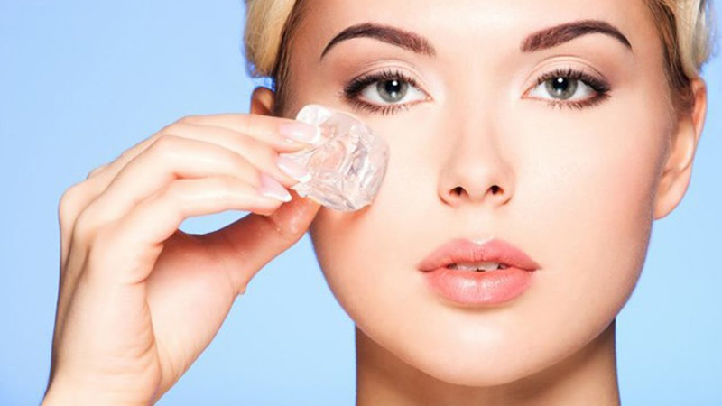 Sử dụng đá viên để giúp làm giảm mỡ trên mặt
