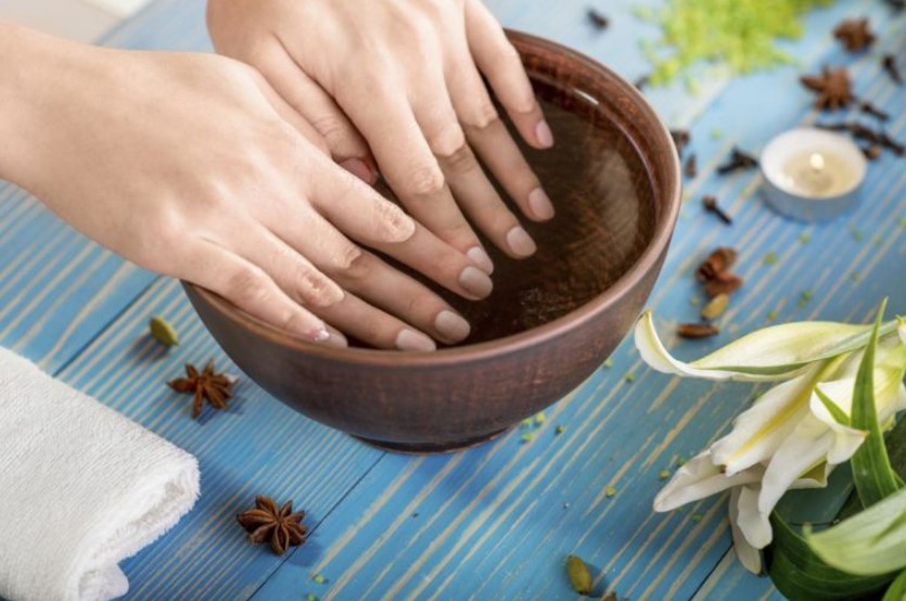 Ngâm nước ấm giúp làm mềm lớp sơn móng tay cũ