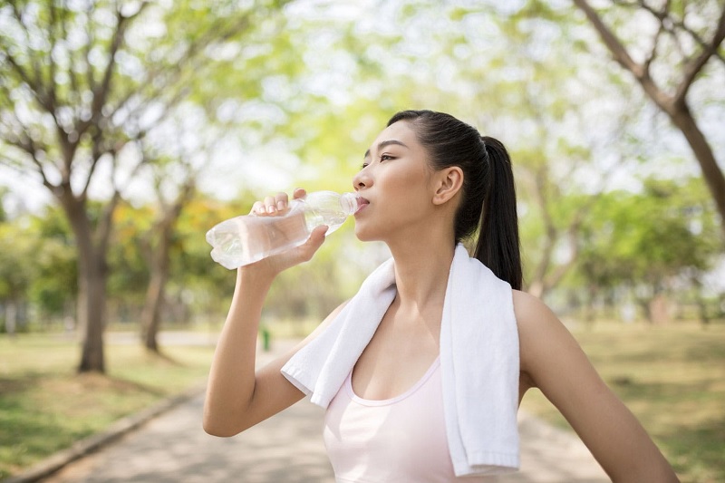 Uống nhiều nước giúp thúc đẩy quá trình trao đổi chất