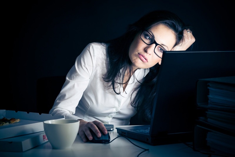 Màn hình máy tính điện thoại cũng là nguyên nhân khiến vùng da mắt tối màu