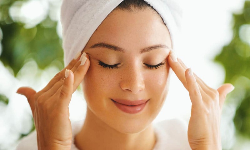 Massage vùng da quanh mắt giúp giảm thâm